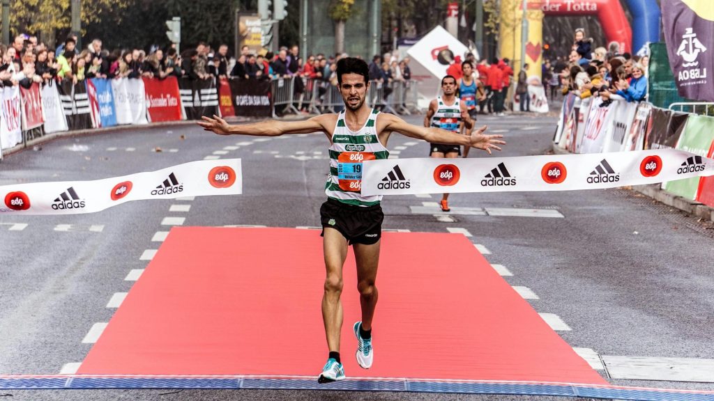 Pessoa chegando próximo da linha de chegada depois de percorrer uma maratona