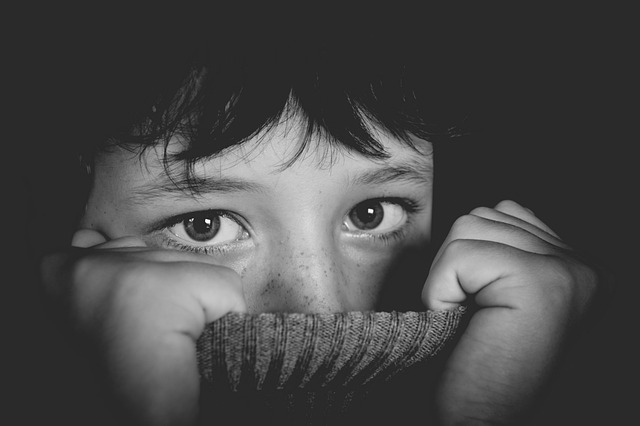 Imagem de criança escondendo o rosto. Fonte: https://pixabay.com/pt/users/vika_glitter-6314823/