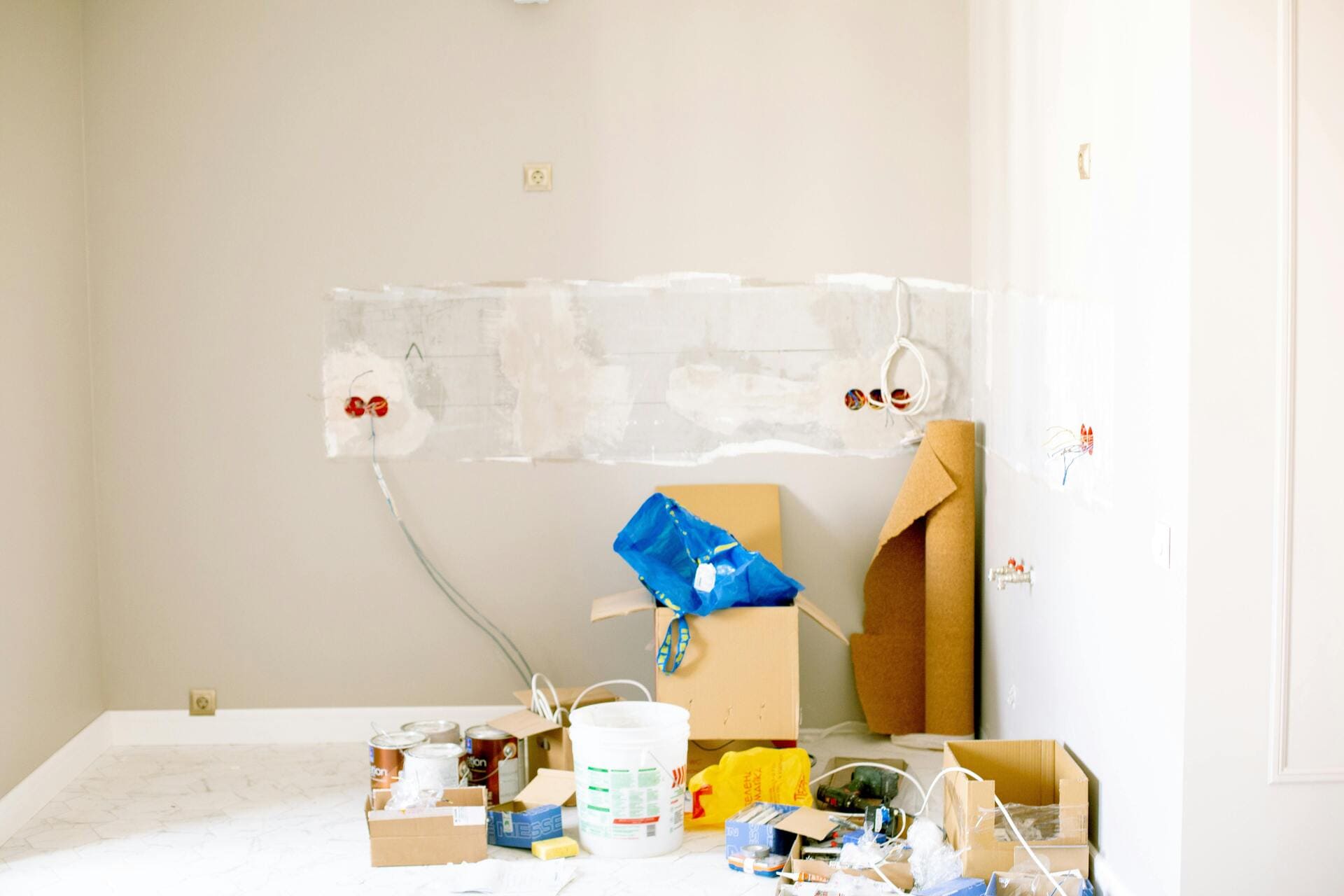 Imagem de quarto em reforma com vários itens bagunçados. (Fonte: https://www.pexels.com/pt-br/foto/renovacao-de-quartos-3615721/)